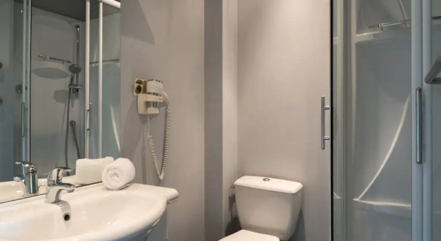2 Bedrooms Standard Quadruple Family room The Originals City, Hôtel Le Causséa, Castres