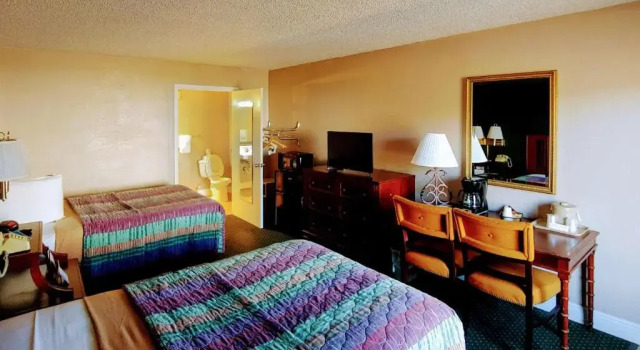 Четырёхместный номер Standard Rodeway Inn Maingate