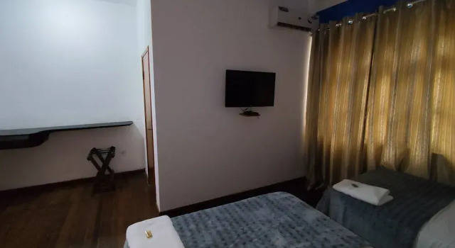 Четырёхместный номер Standard CEDE Inn Hotel