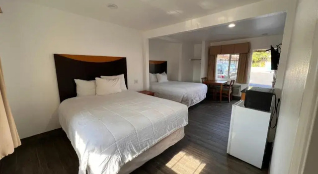 Четырёхместный номер Standard Town and Country Inn