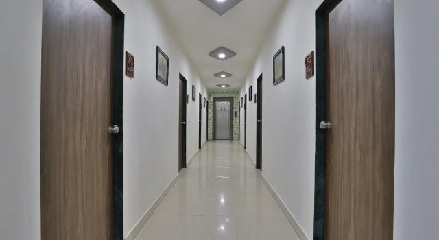 OYO 45328 Athiz Inn Somnath, Varaa Hotelli Hotellit Somnath pysäköinnillä, Pysäköinti