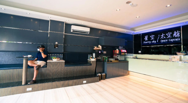 Кровать в общем номере Capsule Hostel