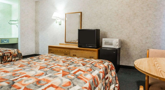 Четырёхместный номер Standard Econo Lodge Jefferson City