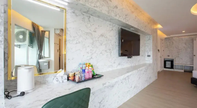 Двухместный номер Deluxe с балконом Airbus Hotel At Phawana Station