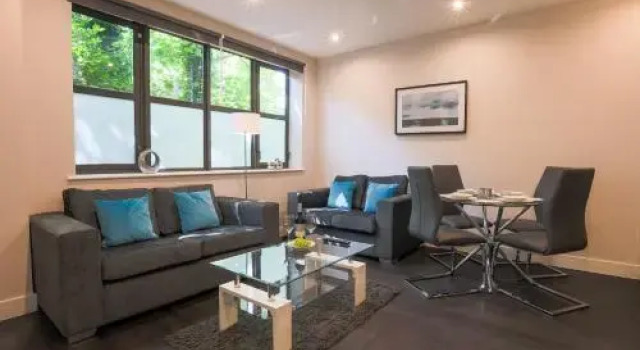 Watford Apartments Century House Self Contained Units, Book Lejlighed Hoteller i Watford med parkering, Parkering