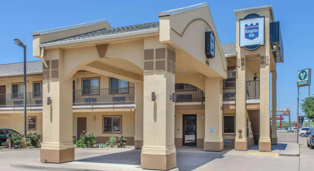 Кровать в общем номере Knights Inn Forest Hill