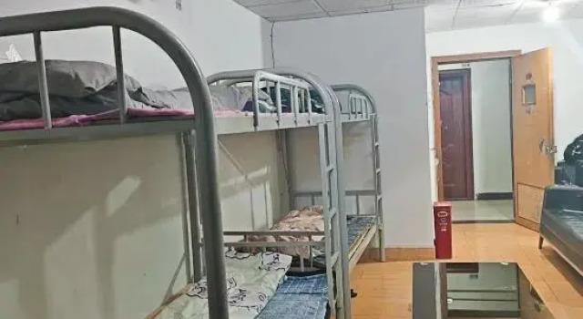 Кровать в общем номере (мужской номер) First Encounter Youth Hostel