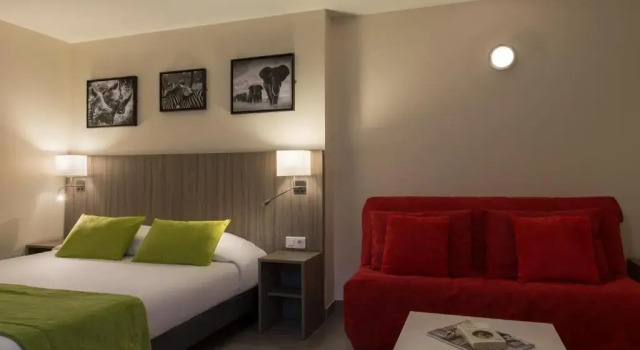 Четырёхместный номер Standard Reims Hotel