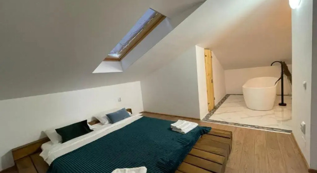 Апартаменты YamaLuxe Apartments - Luxurious attic with bathtub in the bedroom