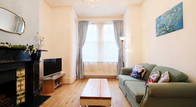 Lovely 1BR Edwardian House For 4 in North London, Забронировать Отель Лондон Большой Лондон, рядом с Баундс Грин