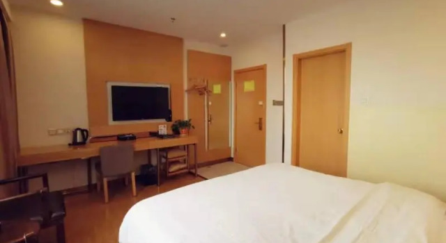 Двухместный номер Standard с красивым видом из окна GreenTree Inn Xining Jianguo Road Railway Station Express Hotel