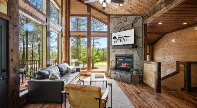 Коттедж Over The Edge, 3 King w Ensuite Bath, Hot Tub, Fire Pit, Pet Friendly