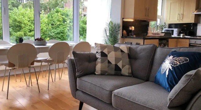 Апартаменты Apartmentsleeps6-balcony-freep-whiterabbitretreat