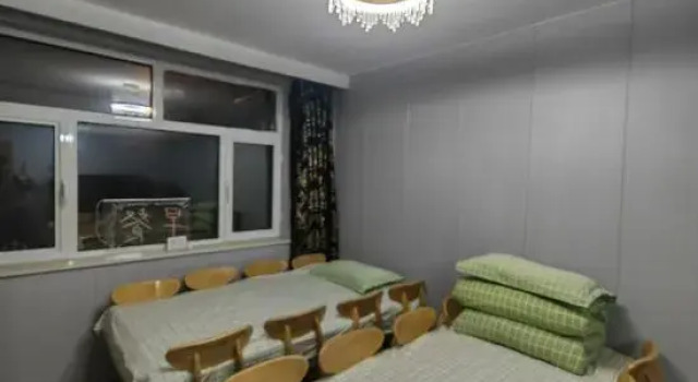 Кровать в общем номере (мужской номер) Mgmj Hotel
