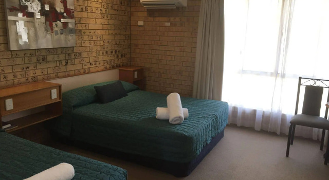 Mulga Country Motor Inn, Book Inn  