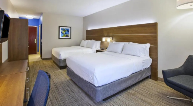 Четырёхместный номер Standard Holiday Inn Express & Suites Milford by IHG