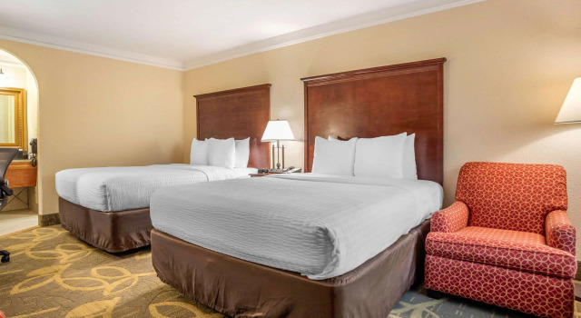 Четырёхместный номер Standard Clarion Inn Conference Center
