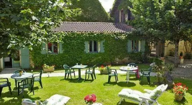 Трёхместный номер Standard с балконом и с красивым видом из окна Hôtel Bien-Être Aux Cyprès de Marquay-Calme et élégance-Laissez-vous porter par une ambiance chaleureuse où chaque instant compte-Découvrez un havre de paix où nature et confort se marient pour vous offrir une expérience unique- Réservez dès aujourdhui