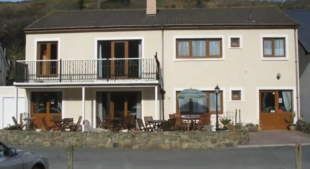 Melyn-y-Gors, Đặt Khách sạn Llandyssiliogogo Glamorgan