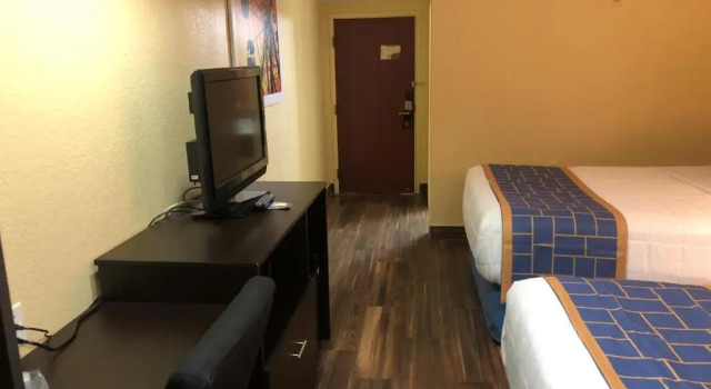 Четырёхместный люкс Days Inn & Suites by Wyndham Tampa/Raymond James Stadium