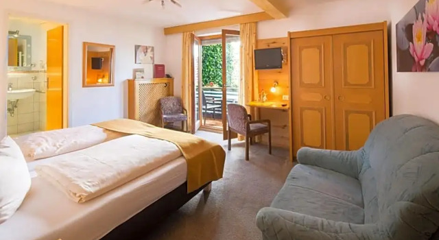 Landgasthof Zum Schildhauer, Book Hotel Hoteller i Chiemgau med pool, Swimmingpool
