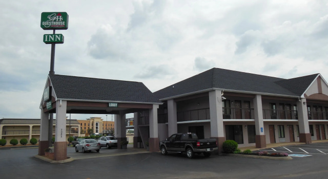 Guest House Inn, Rezerwuj Hotel Hotele w Clarksville z basenem, Basen