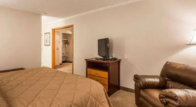 Люкс Quality Inn & Conference Centre