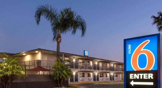 Motel 6 Fontana, Book Motel Hoteller i Fontana med pool, Swimmingpool