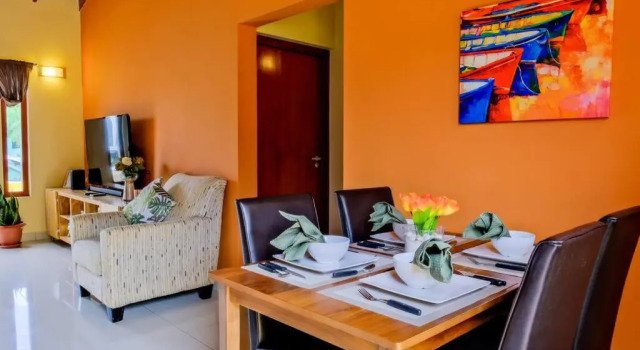 Iona's home: Vibrant 2bedroom home near Willemstad