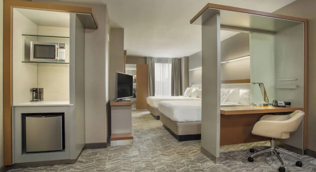 Четырёхместный номер Standard SpringHill Suites by Marriott Louisville Downtown