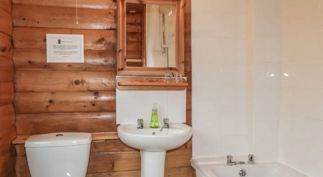 Коттедж с балконом Otter Lodge
