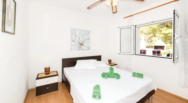 Awesome Home in Okrug Donji With Wifi and 6 Bedrooms