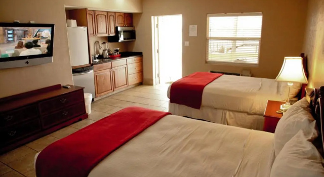 Двухместный люкс с видом на озеро Lake Grassy Inn & Suites
