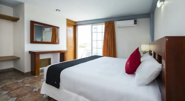 Полулюкс с балконом Suites de Reyes