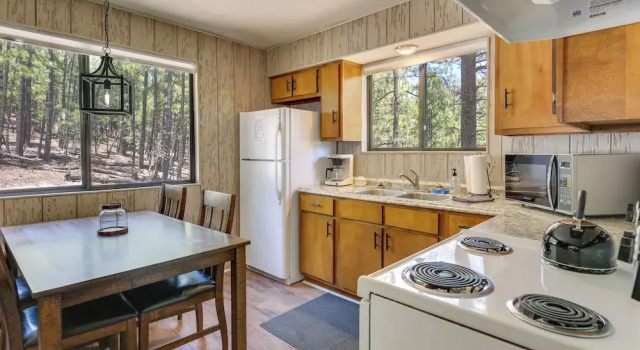 Коттедж Cozy Cabin in Greer: Hike, Bike & Ski!