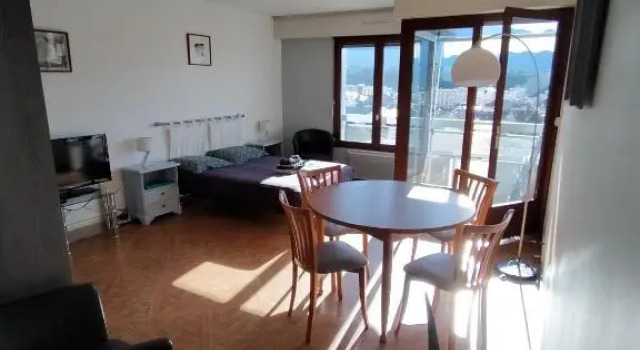 Hypercentre/vue lac/climatisé/calme/ studio 42m2., Prenota Hotel Hotel a Alvernia con parcheggio, Parcheggio