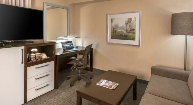 Двухместный полулюкс с балконом DoubleTree by Hilton Hotel Chicago Wood Dale - Elk Grove