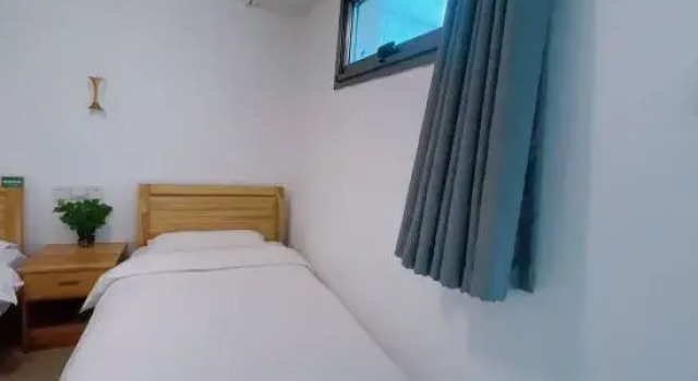 Кровать в общем номере (мужской номер) Jingkanglong Hotel(No.2 store, South Gate, Beijing Erwai)