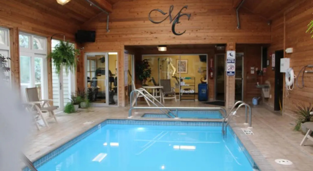 Mill Creek Hotel, Забронировать Отель Отели Лейк-Дженива с парковкой, рядом с Винодельня Studio Winery, Парковка