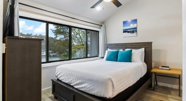 Lakefront Condo Indoor Pool, Sauna, & Pickle Ball!, Rezerwuj Apartament Hotele w Missouri z parkingiem, Parking