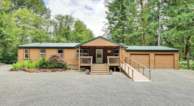 Коттедж Gateway to Mt Rainier: Riverfront Haven w/ Hot Tub