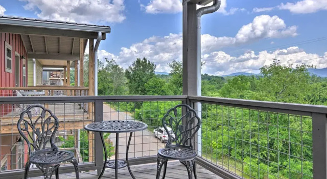 Modern Asheville Greenway Residence w/ 2 Decks, Забронировать Дом для отпуска Ашвилл Аппалачи, рядом с Дом-музей Smith-McDowell
