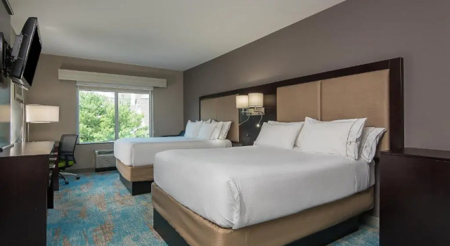 Четырёхместный номер Executive Holiday Inn Express & Suites Norwood-Boston Area by IHG