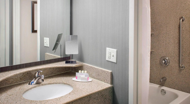Двухместный люкс c 1 комнатой Courtyard Charlotte City Center