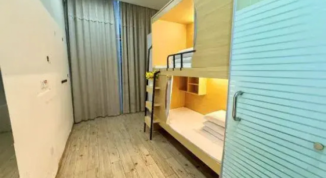 Кровать в общем номере (мужской номер) Yuju Hotel Apartment (Shanghai Pengpu New Village Subway Station)