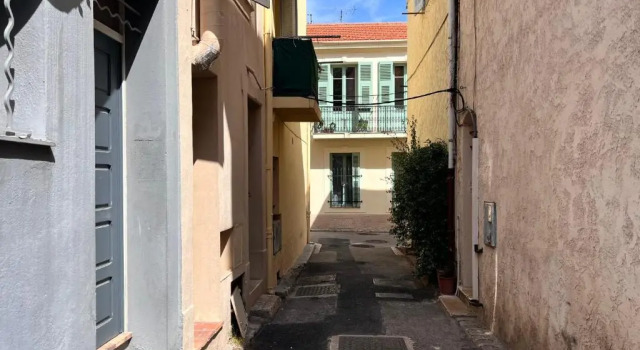30m Studio in the heart of old Antibes wifi air conditioning