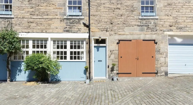 Picturesque Mews House on Cosy Cobbled Street, Забронировать Отель Отели Эдинбурга 3 звезды, рядом с Scottish Widows Bank Plc, 3*
