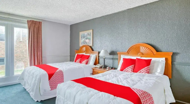 Четырёхместный люкс OYO Townhouse Tulsa Woodland Hills