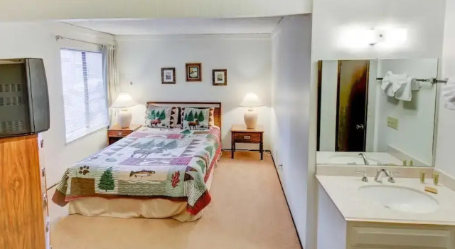 Sherwin Villas- Free Shuttle & Near Skiing!, Rezerwuj Apartament Hotele w Mammoth z basenem, Basen