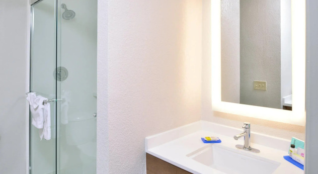 Двухместный люкс Holiday Inn Express Hotel & Suites Arcata/Eureka-Airport Area by IHG